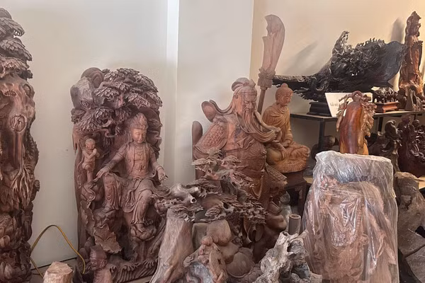 Sản phẩm điêu khắc gỗ mỹ nghệ làng nghề Thiết Úng, xã Thư Lâm, thành phố Hà Nội. (Ảnh: VÂN KHÁNH) 