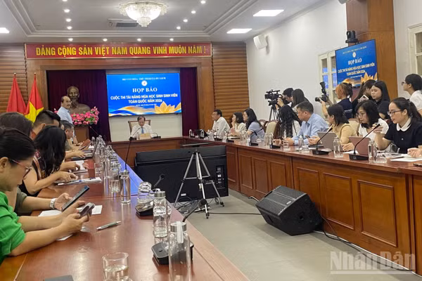 Quang cảnh cuộc họp báo. (Ảnh: NGỌC LIÊN) 