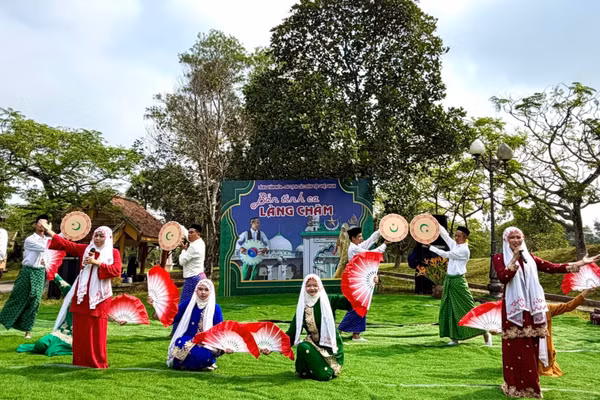 Giao lưu văn nghệ “Bản tình ca làng Chăm” tại Làng Văn hóa-Du lịch các dân tộc Việt Nam. (Ảnh: Ban tổ chức cung cấp)