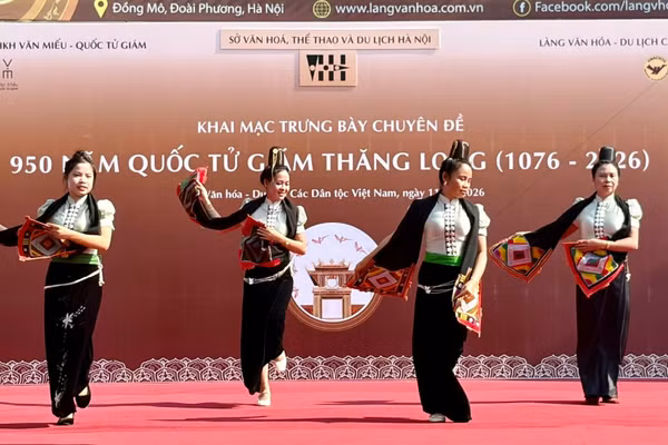 Văn nghệ chào mừng lễ khai mạc trưng bày chuyên đề “950 năm Quốc Tử Giám Thăng Long (1076-2026)”. (Ảnh: BTC) 