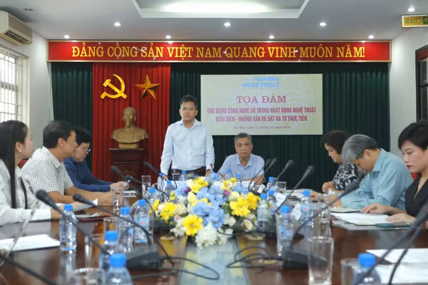 Tổng Biên tập Tạp chí Văn hóa Nghệ thuật Hoàng Hà phát biểu. (Ảnh: Ban tổ chức cung cấp)