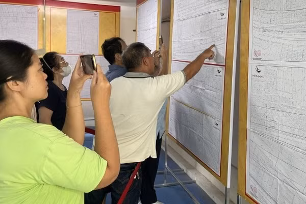 Đông đảo người dân phường Hồng Hà tìm hiểu quy hoạch. 