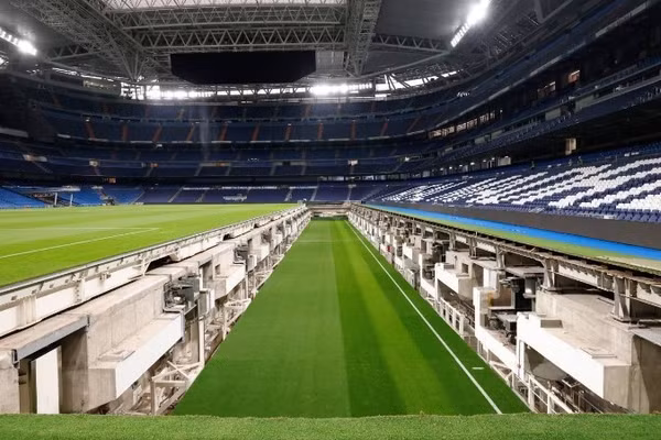 Hệ thống sân cỏ thu gọn khổng lồ bên dưới sàn đấu của sân Bernabeu. Ảnh | RM 