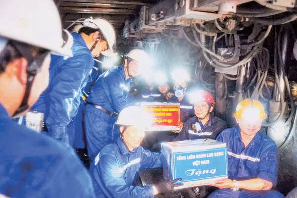 Ông Ngọ Duy Hiểu, Phó Chủ tịch Tổng LĐLĐ Việt Nam thăm, tặng quà công nhân vùng mỏ Quảng Ninh.
