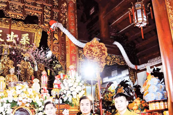 Nghệ nhân Phương Thanh Hiền (ngồi giữa) - Nhóm trưởng Văn Ca Chúc Thánh trong một vấn hầu tại Quang Minh điện (Sóc Sơn, Hà Nội).