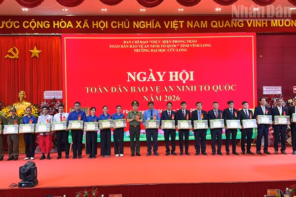 Bộ Công an Khen thưởng các cá nhân thực hiện tốt ngày hội tại Trường đại học Cửu Long. (Ảnh: BÁ DŨNG)