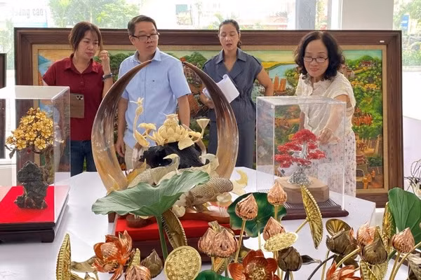 Ban giám khảo cuộc thi chấm điểm các tác phẩm tham gia. (Ảnh: NGUYÊN TRANG)