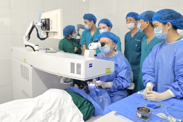 Các bác sĩ Bệnh viện Mắt Hà Nội phẫu thuật mắt cho những bệnh nhân thuộc đối tượng được thành phố hỗ trợ. (Ảnh: Bệnh viện Mắt Hà Nội)