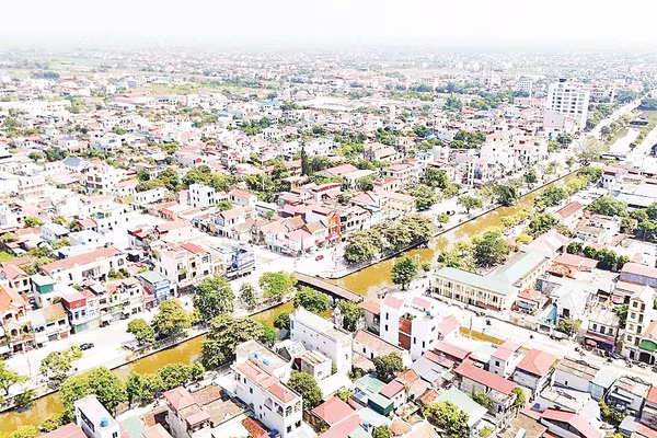 Hình ảnh đường Lưu Phương, tại khu vực Phát Diệm, tỉnh Ninh Bình, thuộc dự án CRUIV với hệ thống kênh dẫn thoát nước và cây xanh tạo cảnh quan ở hai bên. (Nguồn: Đại sứ quán Pháp tại Hà Nội)