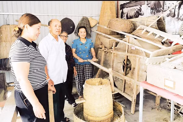 Đồ dùng sinh hoạt và nông cụ sản xuất trưng bày tại nhà văn hóa cộng đồng thôn Thượng Phú, xã Thạch Lạc. Ảnh: Hương Ly