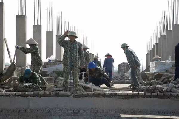 Không khí lao động trên công trường Trường Nội trú liên cấp Thanh Yên, tỉnh Điện Biên.