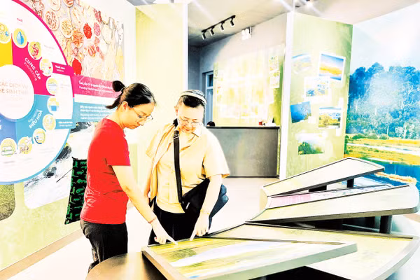 Du khách tham quan khu trưng bày tại Vườn Quốc gia Cát Tiên. 