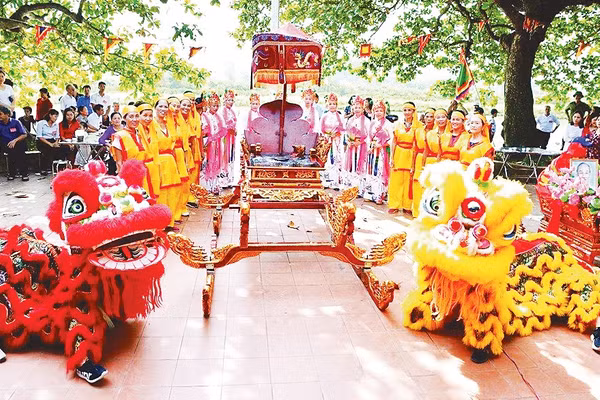 Nghi lễ trước khi trình diễn hò Cửa Đình và múa Bài bông. Ảnh: KHÁNH VY 
