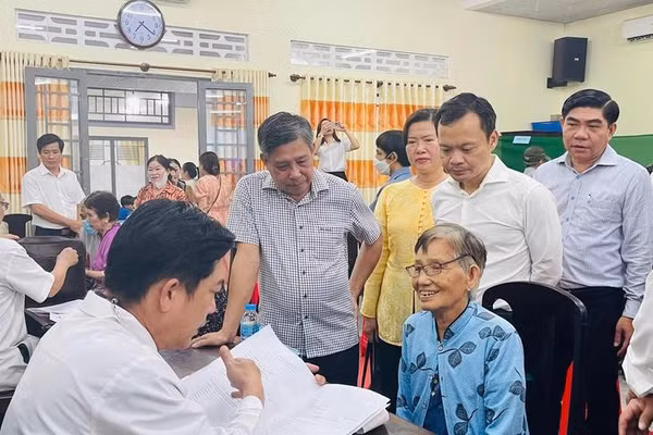 Cần Thơ tổ chức 4 điểm khám sức khỏe, sàng lọc bệnh miễn phí (Trong ảnh: Lãnh đạo thành phố và lãnh đạo Sở Y tế thành phố Cần Thơ tham dự chương trình khám sức khỏe miễn phí tại điểm xã Nhơn Ái).