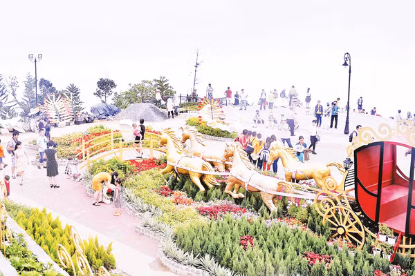 Khu du lịch trên đỉnh Bà Nà là điểm đến thu hút rất đông du khách. Ảnh: Hải Nam 