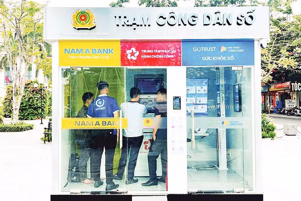 Người dân trải nghiệm dịch vụ tại Trạm công dân số. Ảnh: Hiền Thu