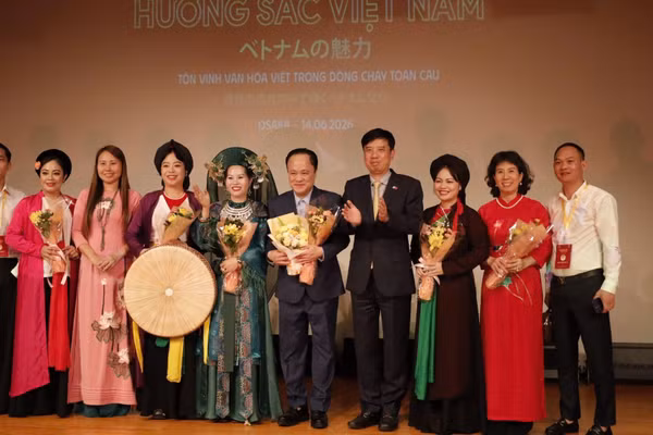 Các đại biểu chụp ảnh cùng các nghệ sĩ tham gia chương trình nghệ thuật đặc biệt Việt Nam-Nhật Bản với chủ đề “Hương sắc Việt Nam".