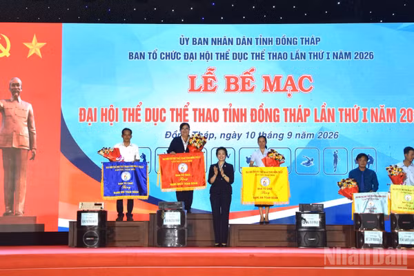 Ban tổ chức trao giải cho các đơn vị đạt thứ hạng cao tại đại hội. (Ảnh: NGUYỄN SỰ)