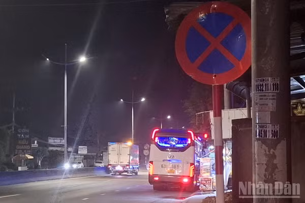 Nhà xe Tân Lập Thành dừng, đỗ tại khu vực cấm ở điểm trung chuyển thuộc xã Tam Hiệp (tỉnh Đồng Tháp). (Ảnh: NGUYỄN SỰ)