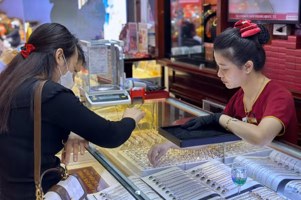Giá vàng ở thị trường trong nước, sau giai đoạn “sóng tăng” mạnh đã lao dốc bất thường khiến nhiều nhà đầu tư mua vàng ở đỉnh đang phải chịu khoản lỗ nặng nề. (Ảnh: Minh Phương) 