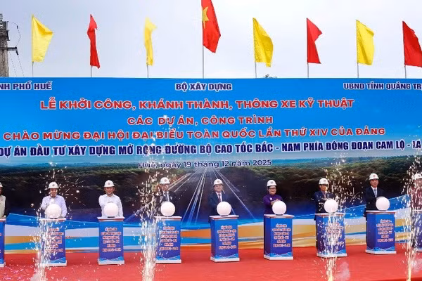Các đại biểu thực hiện nghi thức khởi công Dự án dầu tư mở rộng cao tốc Cam Lộ-La Sơn.