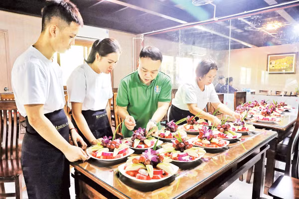 Lớp học về nghiệp vụ du lịch cho học sinh trường nghề tại Tây Nguyên. 