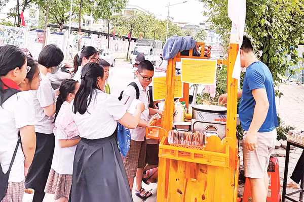 Để giải quyết tốt bài toán mưu sinh và trật tự đô thị, cần những giải pháp căn cơ của thành phố. Ảnh: Văn Học
