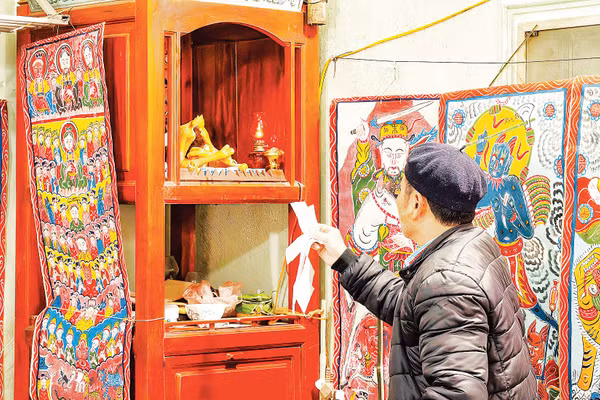 Tranh thờ của người Dao ở Ba Vì, Hà Nội đầy màu sắc và mang ý nghĩa tâm linh, giáo dục sâu sắc.