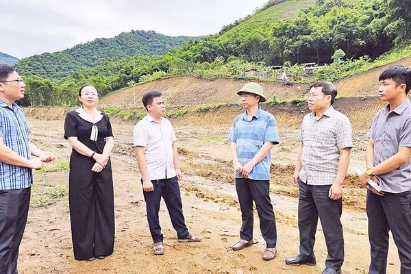Cán bộ xã Mường Lát khảo sát mặt bằng thi công khu tái định cư, phòng tránh thiên tai cho dân cư ở khu Na Khà. 