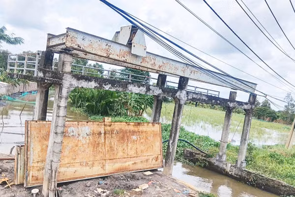 Không chỉ hạ tầng xuống cấp, công tác quản lý dịch vụ thủy lợi cũng còn nhiều bất cập.