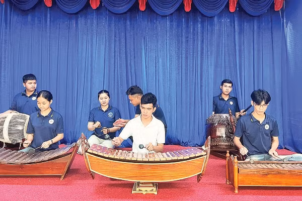 Sinh viên học biểu diễn các nhạc cụ truyền thống của đồng bào dân tộc Khmer.