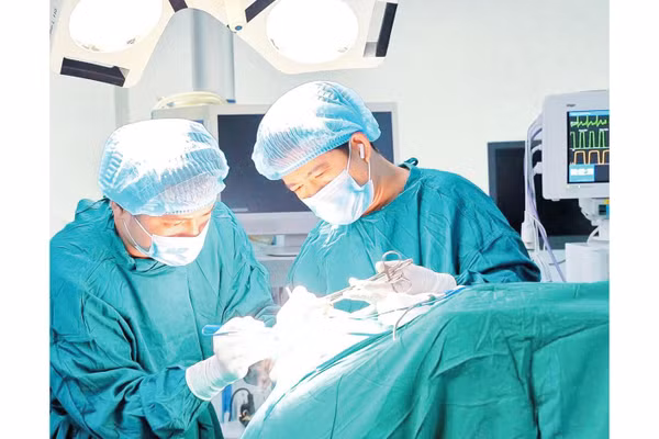 Các bác sĩ của Bệnh viện đa khoa tỉnh Quảng Trị kịp thời can thiệp ca bệnh nặng giúp cứu sống bệnh nhân. 