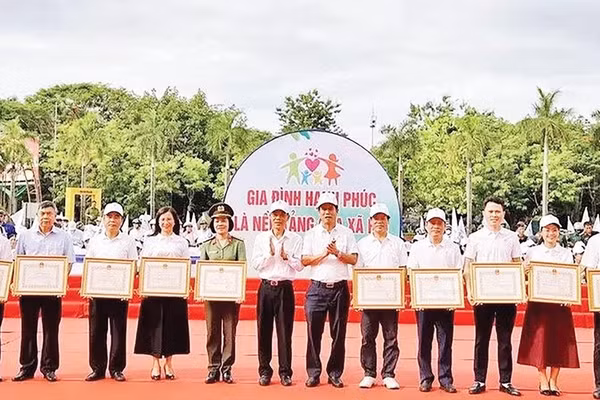 Lãnh đạo tỉnh Thanh Hóa trao bằng khen tặng tập thể, cá nhân có thành tích xuất sắc trong công tác gia đình (Ảnh MAI LUẬN)