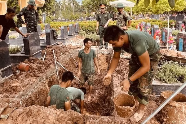 Lực lượng chức năng khai quật, lấy mẫu hài cốt liệt sĩ tại Nghĩa trang Mai Dịch. (Ảnh: Ngọc Anh)