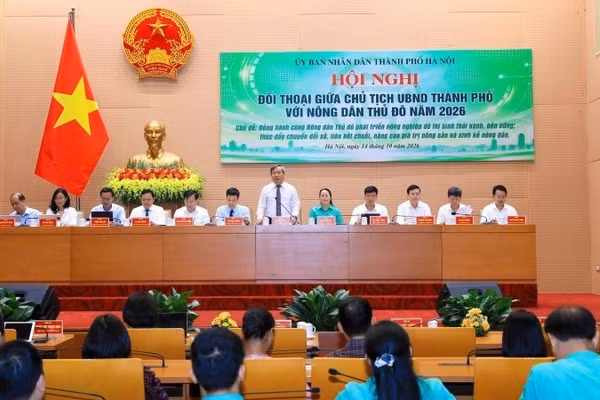 Chủ tịch thành phố Hà Nội và lãnh đạo các sở, ngành đối thoại với nông dân. (Ảnh: Ngọc Anh)