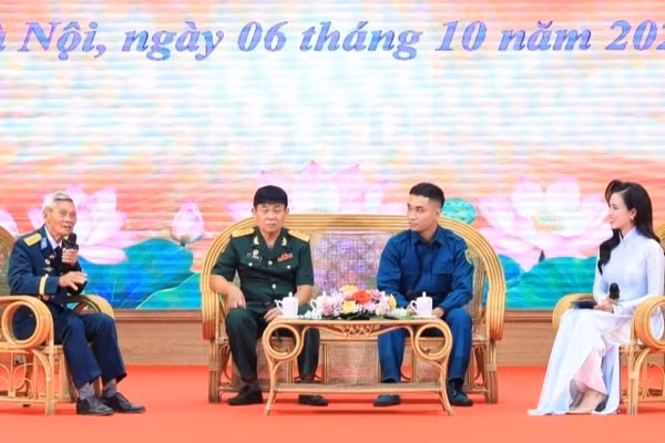 Các đại biểu giao lưu tại chương trình. (Ảnh: NGỌC HOA)
