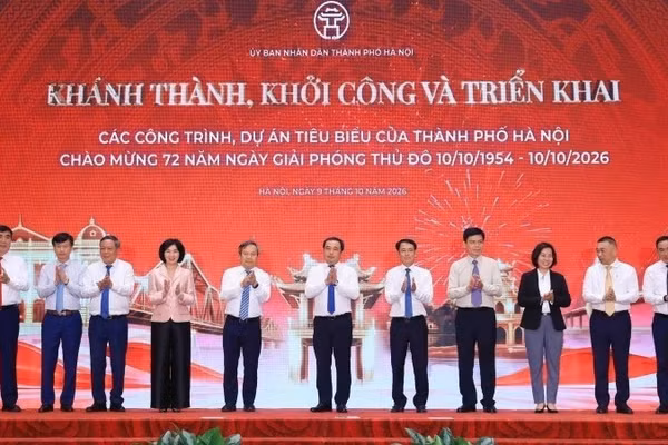 Lãnh đạo thành phố Hà Nội và đại diện nhà đầu tư tham dự Lễ công bố danh mục dự án, khánh thành, khởi công và triển khai thực hiện. (Ảnh: Văn Thành)
