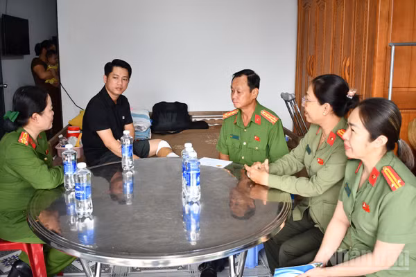 Đại diện Ban Giám đốc Công an tỉnh Đồng Tháp đến thăm hỏi, động viên Thượng úy Nguyễn Trần Hoàng An. (Ảnh: THANH VIỆT)