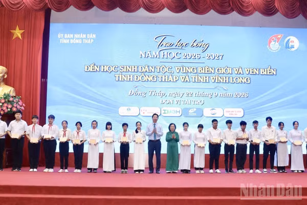 Trao học bổng cho các em học sinh vùng biên giới, vùng biển đảo tỉnh Đồng Tháp và Vĩnh Long. (Ảnh: NGUYỄN SỰ)