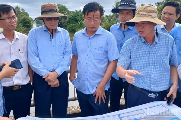 Đoàn công tác khảo sát các vị trí thuộc dự án chuyển nước ngọt về vùng ngọt hóa Gò Công. (Ảnh: NGUYỄN SỰ)