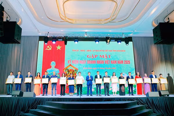 Chủ tịch Ủy ban nhân dân tỉnh Ninh Bình trao tặng Bằng khen cho các doanh nhân có thành tích xuất sắc. (Ảnh: HÀ NAM)
