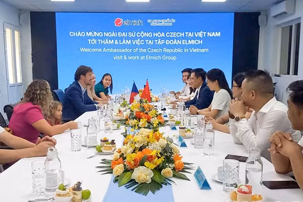 Đoàn Đại sứ quán Cộng hòa Séc làm việc tại Nhà máy Elmich. (Ảnh Nguyễn Chinh)
