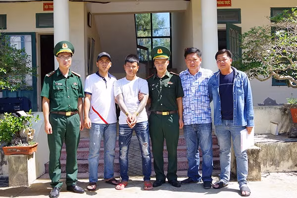 Đối tượng Lê Ngọc Huy (đứng thứ 3 từ trái qua phải) đối tượng đang bị Cơ quan Cảnh sát điều tra Công an tỉnh An Giang ra quyết định truy nã.