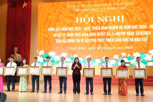 Thừa ủy quyền, đồng chí Phó Chủ tịch Ủy ban nhân dân tỉnh Hà Lan Anh trao Bằng khen của Thủ tướng Chính phủ cho các cá nhân có thành tích xuất sắc. (Ảnh: HÀ NAM)