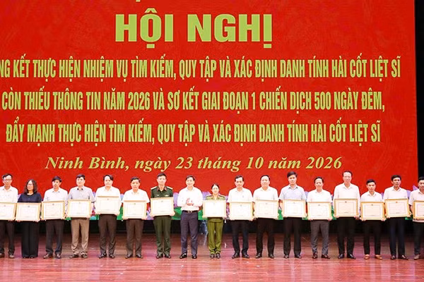 Các tập thể, cá nhân có thành tích xuất sắc trong thực hiện nhiệm vụ tìm kiếm, quy tập, xác định danh tính hài cốt liệt sĩ và giai đoạn 1 “Chiến dịch 500 ngày đêm” được Chủ tịch Ủy ban nhân dân tỉnh Ninh Bình tặng bằng khen. ( Ảnh: ĐÀO PHƯƠNG)