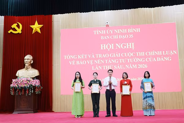 Đồng chí Nguyễn Đức Toàn, Trưởng Ban Tuyên giáo Tỉnh ủy trao giải A cho các cá nhân đạt giải. (Ảnh : Đào Phương)