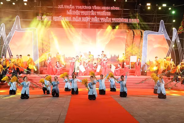 Chương trình nghệ thuật đặc sắc với chủ đề “Dấu thiêng muôn đời-Sáng ngời di sản” tại lễ hội truyền thống Đền Trần Thương. (Ảnh: Lê Dũng)