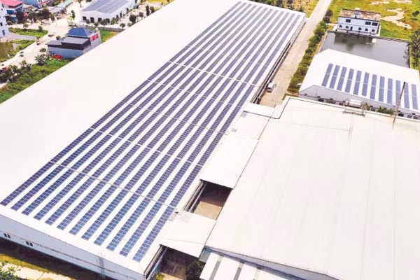 Các doanh nghiệp quan tâm hơn đến lắp đặt hệ thống điện mặt trời áp mái để phục vụ sản xuất.