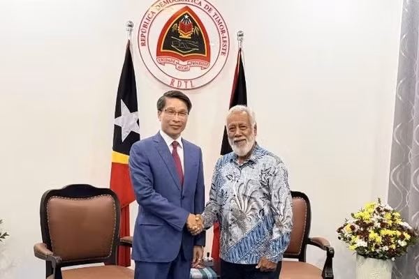 Đại biện Việt Nam tại Timor-Leste Phạm Bình Đàm chào xã giao Thủ tướng Timor-Leste Xanana Gusmão. (Ảnh do Đại sứ quán Việt Nam tại Timor-Leste cung cấp)