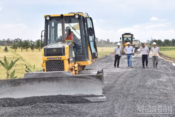 Các nhà thầu đang huy động nhân lực, thiết bị để đẩy nhanh tiến độ của dự án.